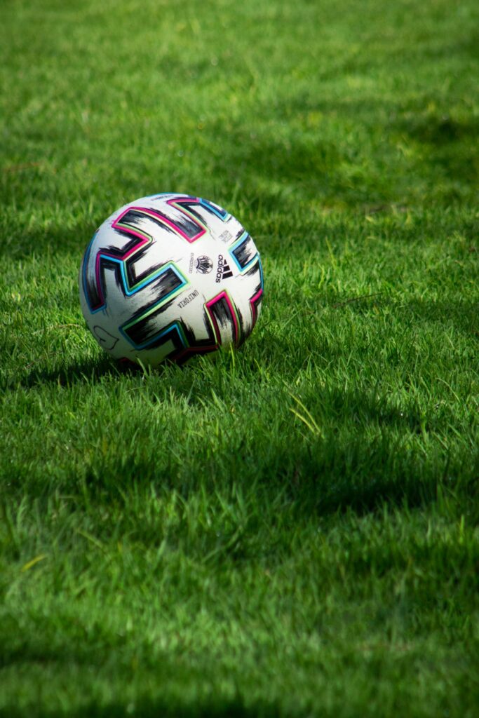 Fußball auf einer grünen Rasenfläche